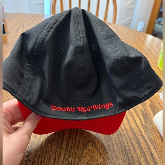 NHL Detroit Red wings fanatics hat M/L - Picture 2 of 4